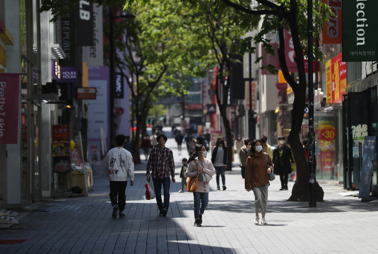 코로나19로 인한 사회적 거리두기 제한이 일부 완화된 후 첫 주말인 26일 시민들이 아직은 한산한 명동거리를 걷고 있다. [사진제공=연합뉴스]