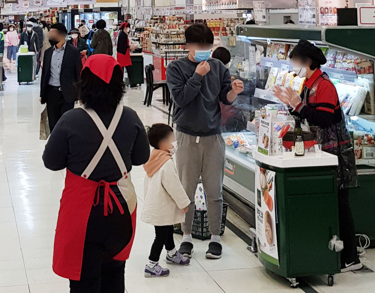 27일 오후 서울 시내 한 대형마트 식료품 코너에 시식대가 마련돼 있다. [사진=연합뉴스]