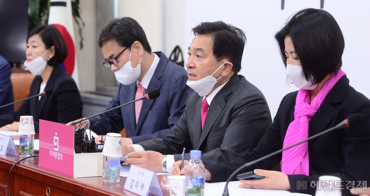 [헤럴드경제=이상섭 기자] 심재철 미래통합당 대표 권한대행이 28일 오전 국회에서 열린 더불어민주당 성범죄 진상조사단(가칭)회의에서 현안과 관련한 발언을 하고 있다. babtong@heraldcorp.com