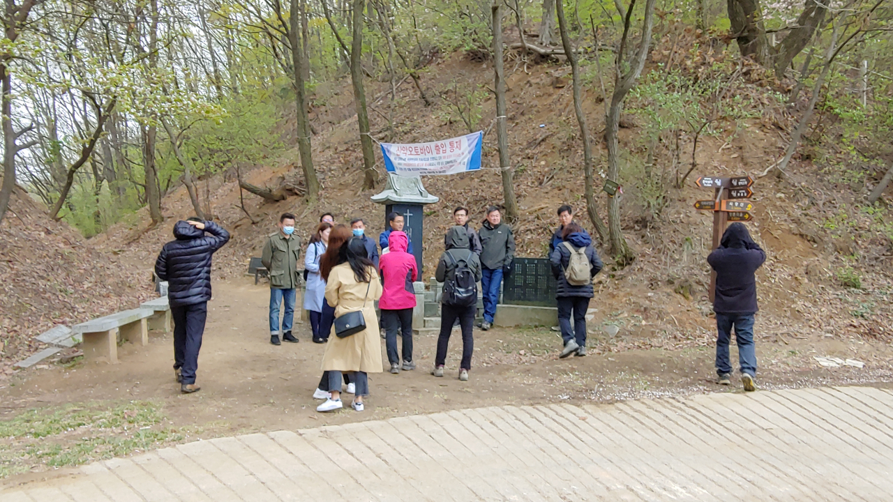 용인시 직원들이 명품 순례길 조성을 위해 애덕고개 일원을 답사하고 있다. [용인시 제공]