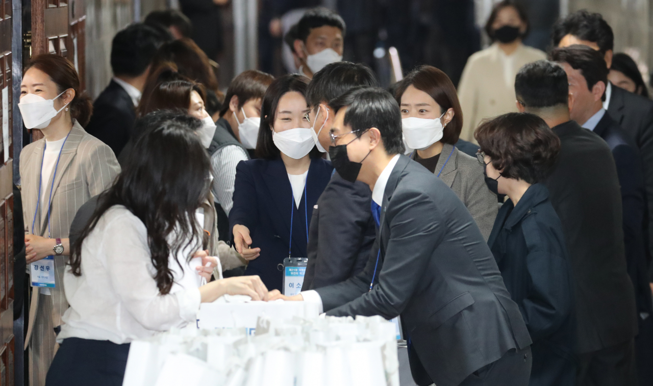 27일 서울 여의도 국회에서 더불어민주당-시민당 초선 당선자들을 대상으로 열린 제21대 국회의원 당선자 워크숍에 고민정 서울 광진을 당선자 등이 참석하고 있다. [연합]