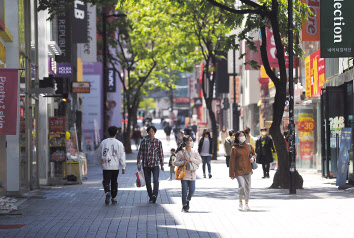코로나19로 인한 사회적 거리두기 제한이 일부 완화된 후 첫 주말인 26일 시민들이 아직은 한산한 명동거리를 걷고 있다. [연합]
