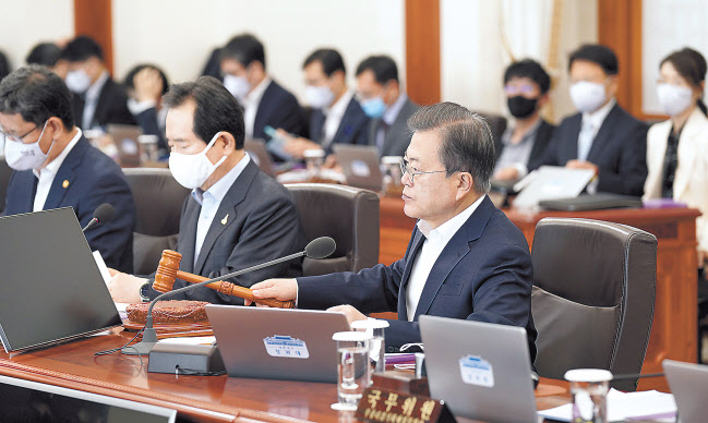 문재인 대통령이 28일 오전 청와대에서 국무회의를 시작하며 의사봉을 두드리고 있다. [연합]