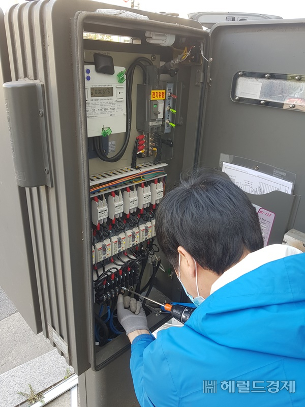 한 관계자가 가로등 양방향 제어기를 설치하고 있다. [마포구 제공]
