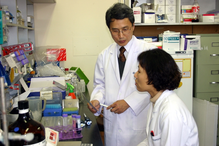 생명연 면역치료제연구센터 연구진이 NK세포 관련 연구를 수행하고 있다.[한국생명공학연구원 제공]