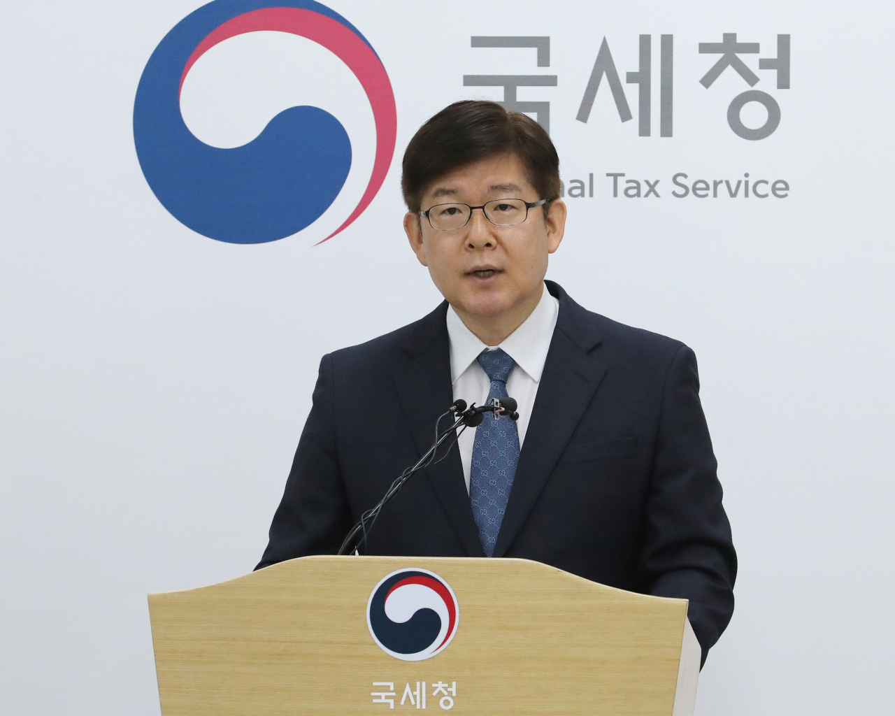 김진현 국세청 개인납세국장이 28일 오전 세종시 정부세종2청사에서 5월 종합소득세·개인지방소득세 홈택스로 신청과 관련해 설명하고 있다. ［연합］