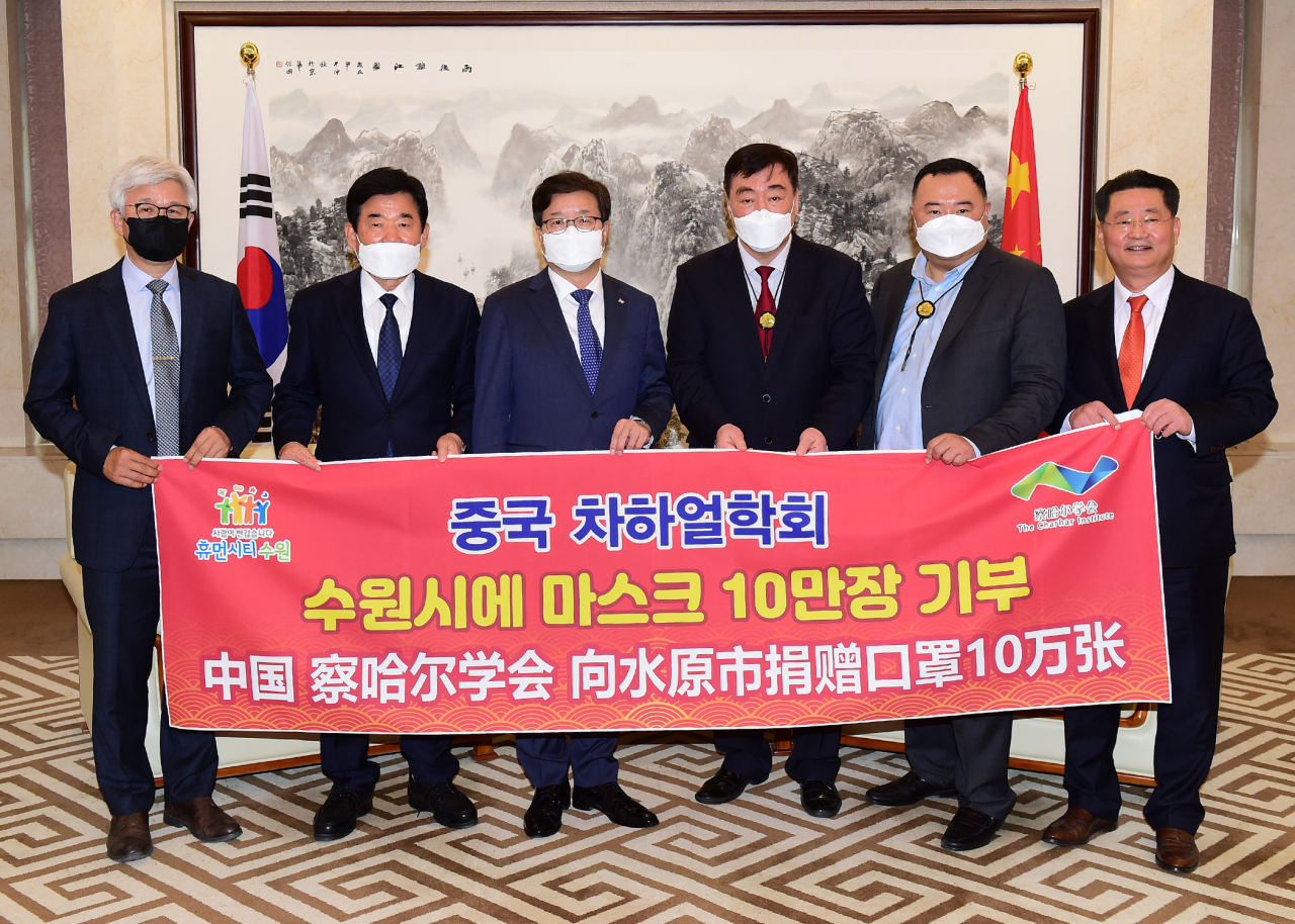 염태영 시장(왼쪽 3번째), 김진표 의원(왼쪽 2번째), 싱하이밍(왼쪽 4번째) 주한 중국대사, 차이얼학회 관계자 등이 함께하고 있다. [수원시 제공]