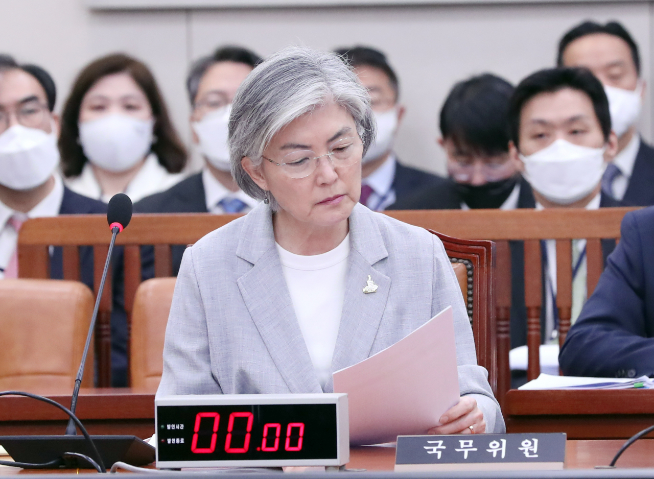 강경화 외교부 장관이 28일 오전 서울 여의도 국회에서 열린 외교통일위원회 전체회의에서 자료를 살피고 있다. [연합]