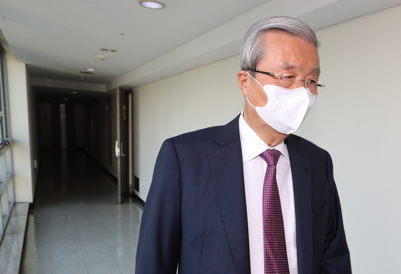 김종인 미래통합당 전 총괄 선거대책위원장이 28일 오전 서울 광화문 인근 자신의 사무실로 들어서고 있다. [연합]