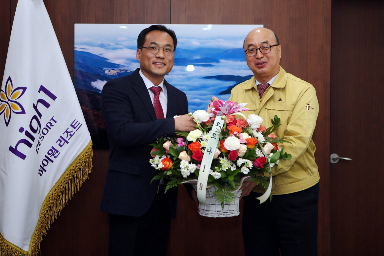 강원랜드 문태곤 대표이사(오른쪽)가 28일 이상익 동부산림청장에게 꽃바구니를 전달하며 플라워 버킷 챌린지에 동참했다