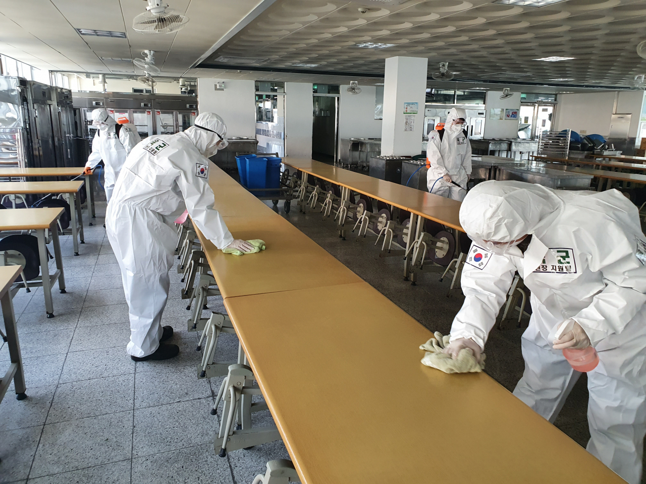 28일 50사단 장병들이 대구시 남구 대구고등학교 공용시설에서 방역 작전을 하고 있다.[사진=국방부]