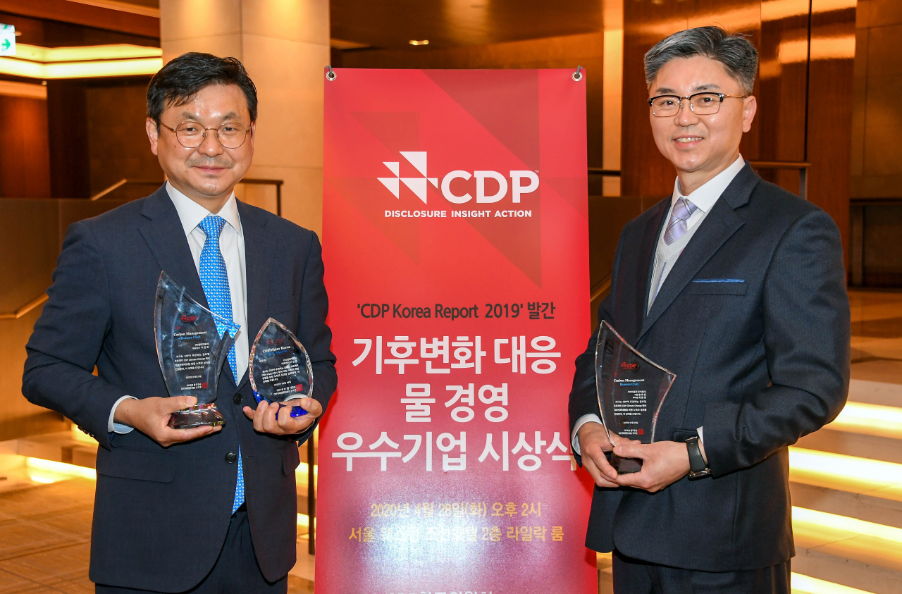 현대자동차와 기아자동차는 글로벌 환경경영 인증기관인 ‘탄소정보공개 프로젝트(CDP,)’가 실시한 2019년도 평가에서 국내 기업 중 평가점수 상위 5개사에만 주어지는 ‘탄소경영 아너스 클럽(Honors Club)’에 선정됐다. 사진은 현대차 최두하 상무, 기아차 조정현 실장의 모습