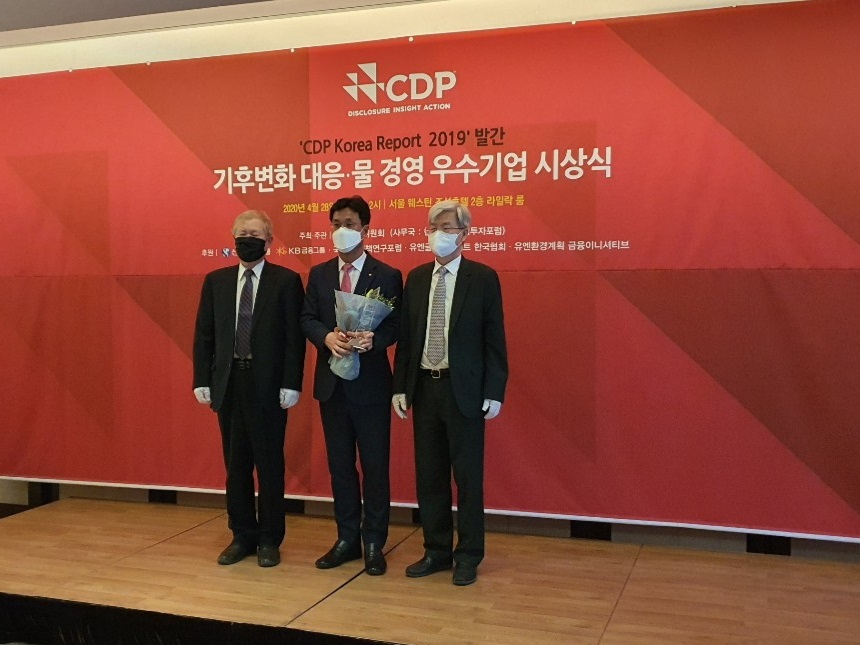 박형탁(가운데) 한국전력 기후변화정책부장이 28일 서울 웨스턴조선호텔에서 열린 CDP(Carbon Disclosure Project) 한국위원회 주관 ‘2019 기후변화 대응 우수기업 시상식’에서 기념촬영을 하고 있다.［한국전력 제공］