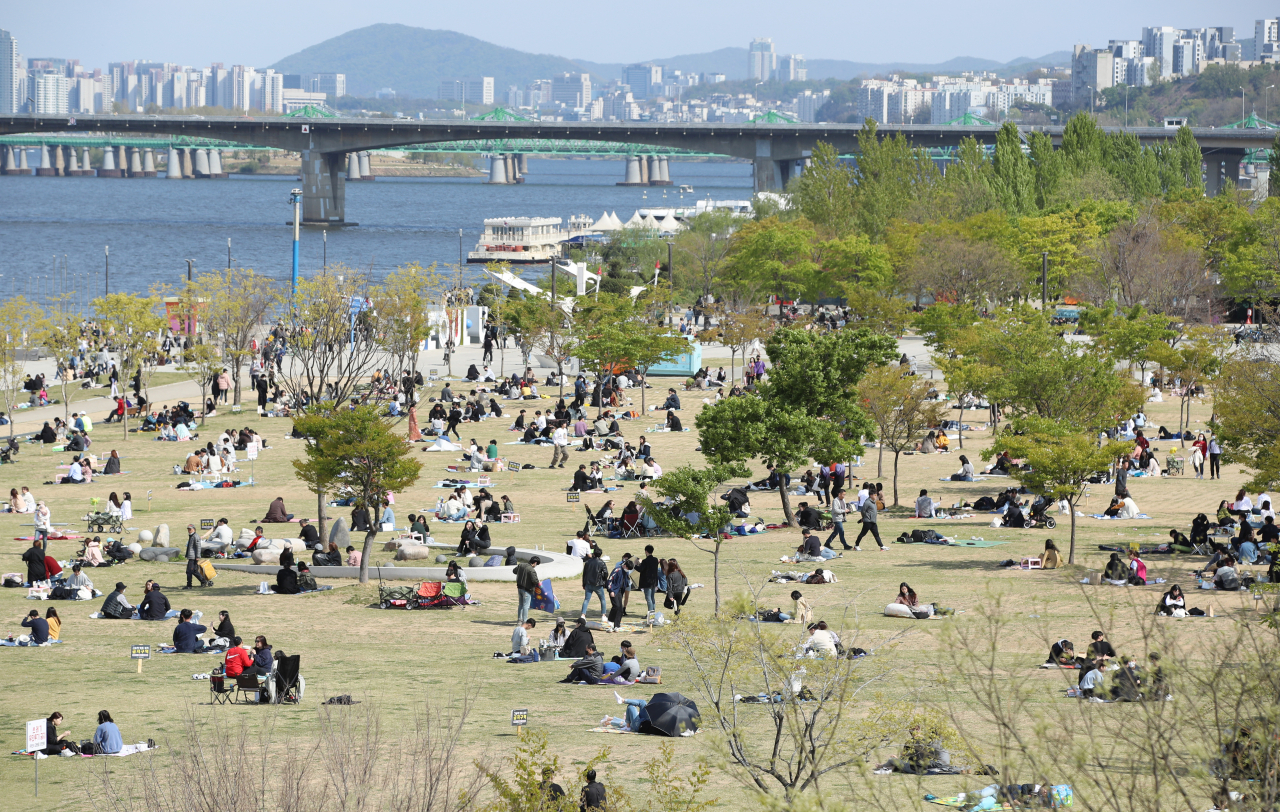 최근 추위가 물러가고 봄 기운이 완연히 오르자 서울 여의도 한강공원에 많은 시민들이 나와 봄기운을 만끽하고 있다. [연합뉴스]