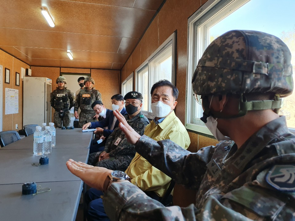 정장선 평택시장은 육군 제51보병사단 팽성읍 지뢰 제거 작전지역에 방문했다. [평택시 제공]