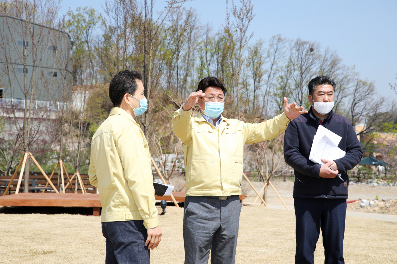 엄태준 이천시장이 예스파크를 방문해 현장을 점검하고 있다. [이천시 제공]