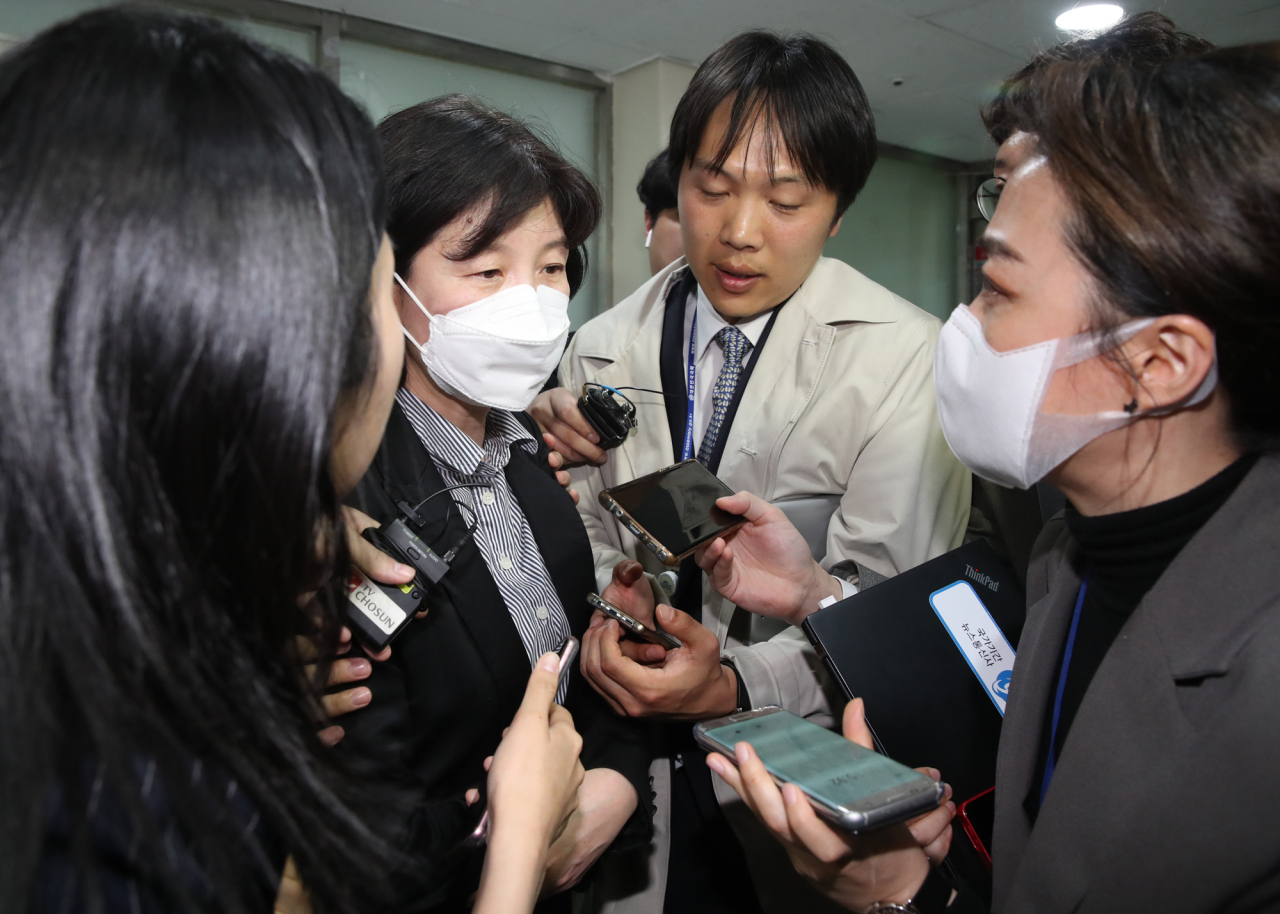 더불어시민당 양정숙 국회의원 당선인이 28일 오후 서울 여의도 당사에서 열린 윤리위원회 참석을 마친 뒤 기자들로부터 질문받고 있다. 더불어민주당의 비례대표 정당인 더불어시민당은 이날 부동산실명제 위반과 명의신탁 등 재산 증식 과정 관련 의혹이 제기된 양 당선인을 제명하고 검찰에 고발하기로 했다. 연합뉴스