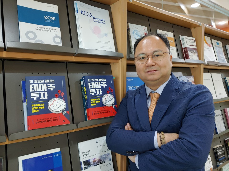 ‘한권으로 끝내는 테마주 투자’를 쓴 저자(박민수·필명 샌드타이거샤크). 그는 테마주 투자는 위험성은 낮추면서 테마의 매력은 끌어올린 ‘저위험 고수익’을 추구하는 방법이라고 말한다.