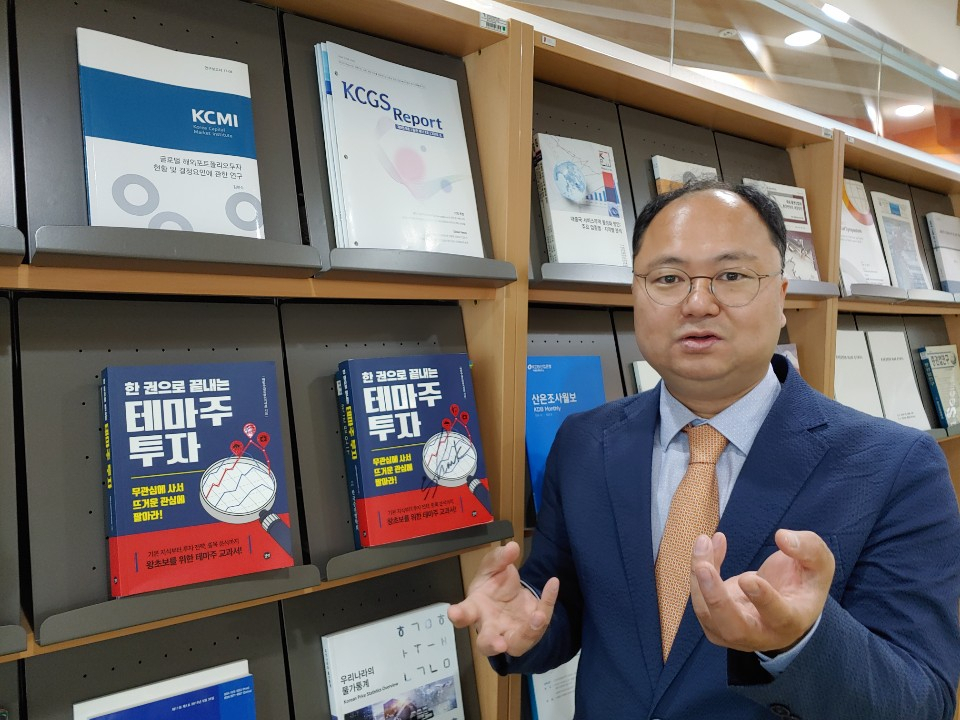 ‘한권으로 끝내는 테마주 투자’를 쓴 저자(박민수·필명 샌드타이거샤크). 그는 주식 투자에 성공하려면 늘 공부하고, 적은 돈이라도 큰 돈을 굴리듯 절박한 심정으로 헤야 하다고 강조한다.