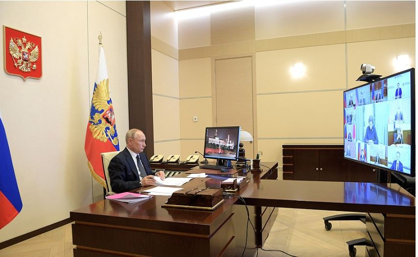 블라디미르 푸틴 러시아 대통령이 28일(현지시간) 주지사 등 연방주체 수장들과 코로나 19 관련 화상회의를 진행하고 있다. [크렘린 제공]