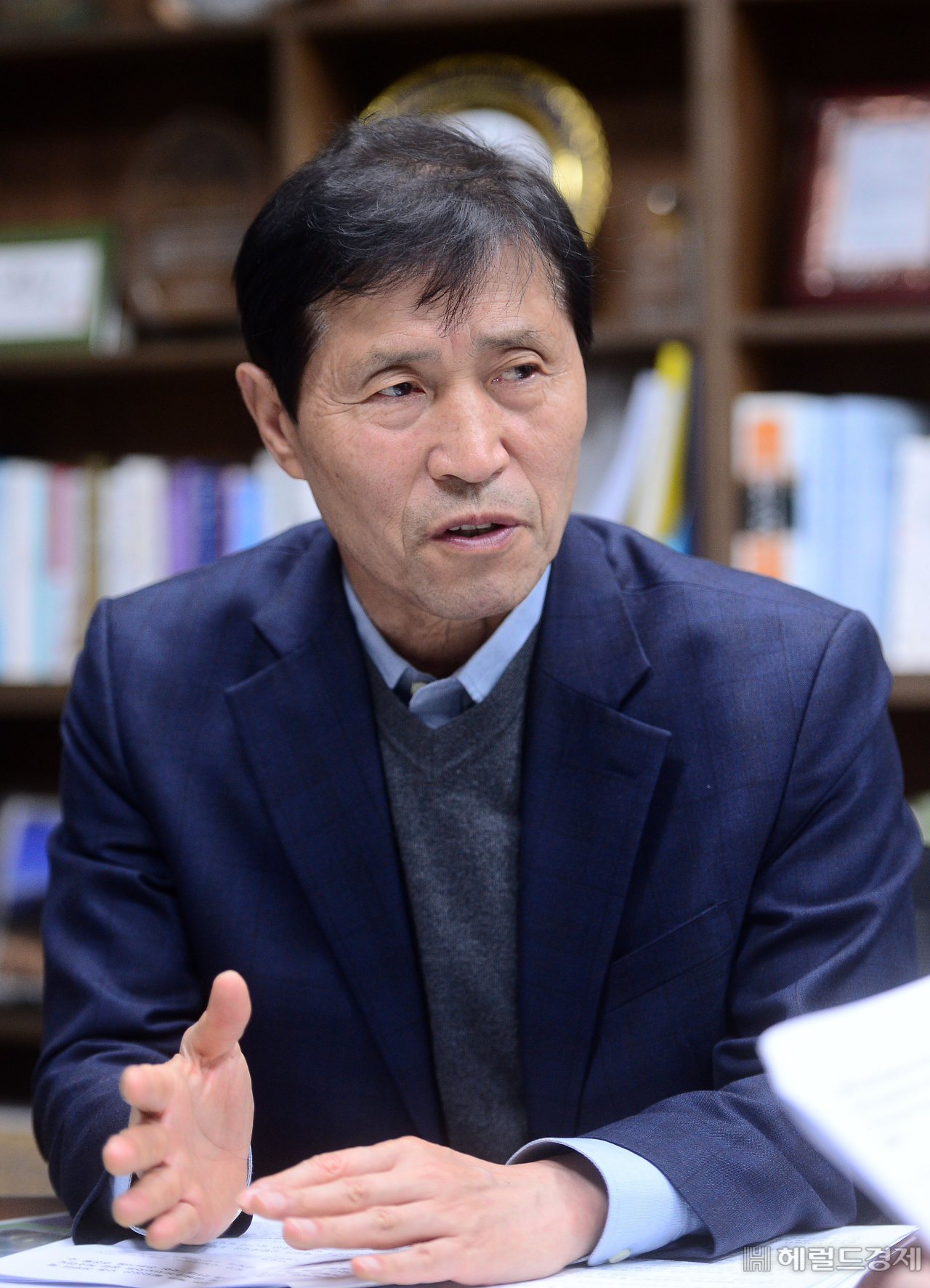 이학영 더불어민주당 의원이 28일 국회 의원회관에서 인터뷰를 하고있다. 이상섭 기자 babtong@heraldcorp.com