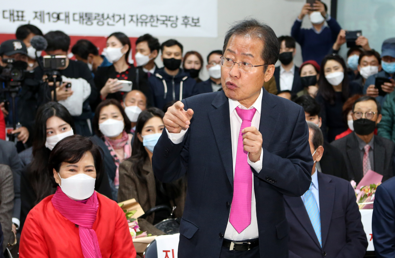 4·15 총선에서 대구 수성구을에 무소속으로 출마한 홍준표 후보가 개표 결과 당선이 확실시된 지난 16일 새벽, 대구시 수성구 두산동 선거캠프에서 기자들의 질문에 답하고 있다. [연합]