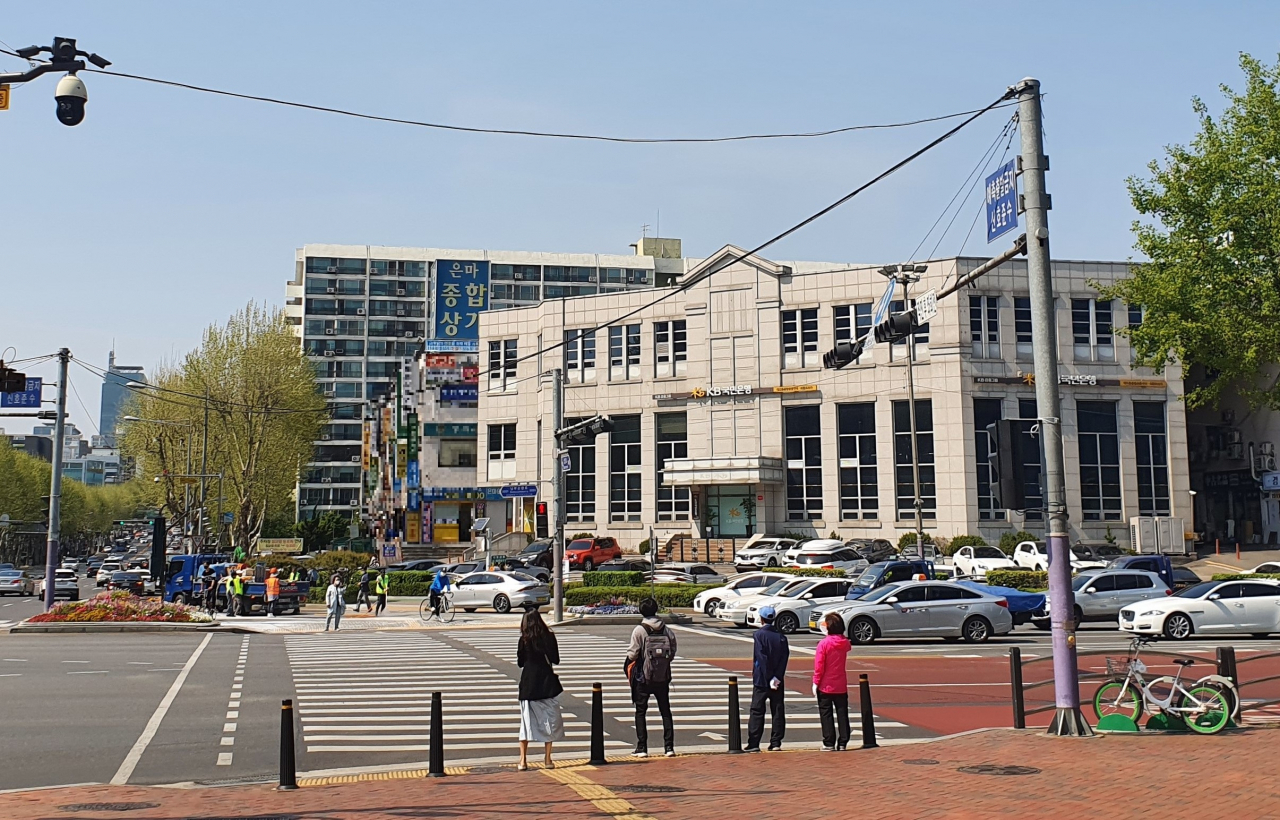 공시가격 상승으로 보유세 부담이 늘어날 것을 우려한 서울 강남구 대치동 은마아파트와 래미안 대치팰리스 등 강남권 주민들이 집단으로 하향요구를 제기한 것으로 알려진 가운데 이 지역 주민들 사이에서는 보유세 폭탄 현실화에 불만과 체념 섞인 목소리가 나온다. 사진은 서울 강남구 대치동 은마아파트 전경 [사진=민상식 기자]