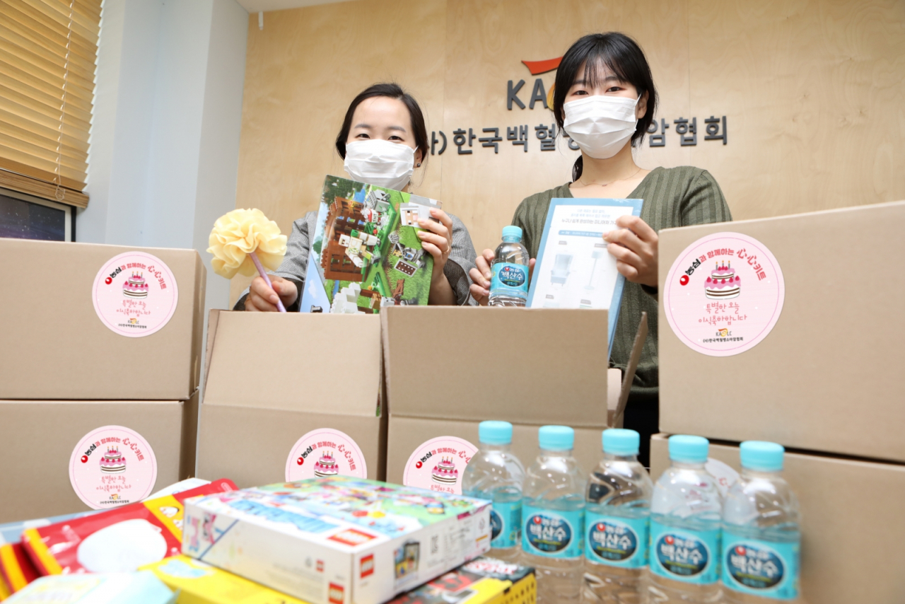 한국백혈병소아암협회 직원들이 농심 심심키트를 포장하고 있다. [제공=농심]