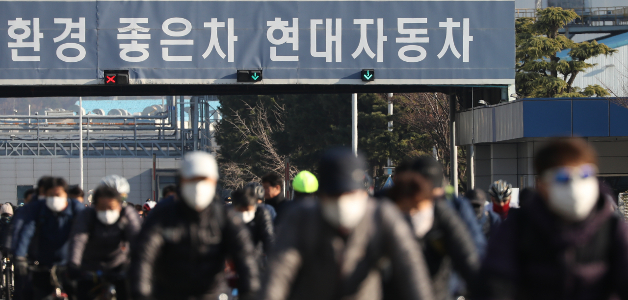 울산시 북구 현대차 공장 정문에서 근무자들이 마스크를 쓴 채 퇴근하고 있다. [연합]