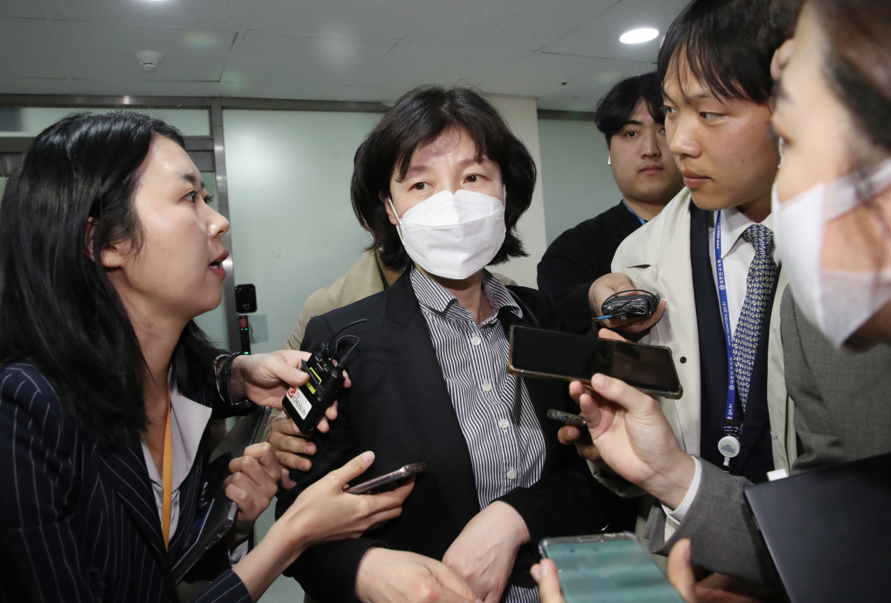 양정숙 더불어시민당 비례대표 국회의원 당선인이 28일 오후 서울 여의도 당사에서 열린 윤리위원회에 참석한 후 당사를 나서고 있다. [연합]