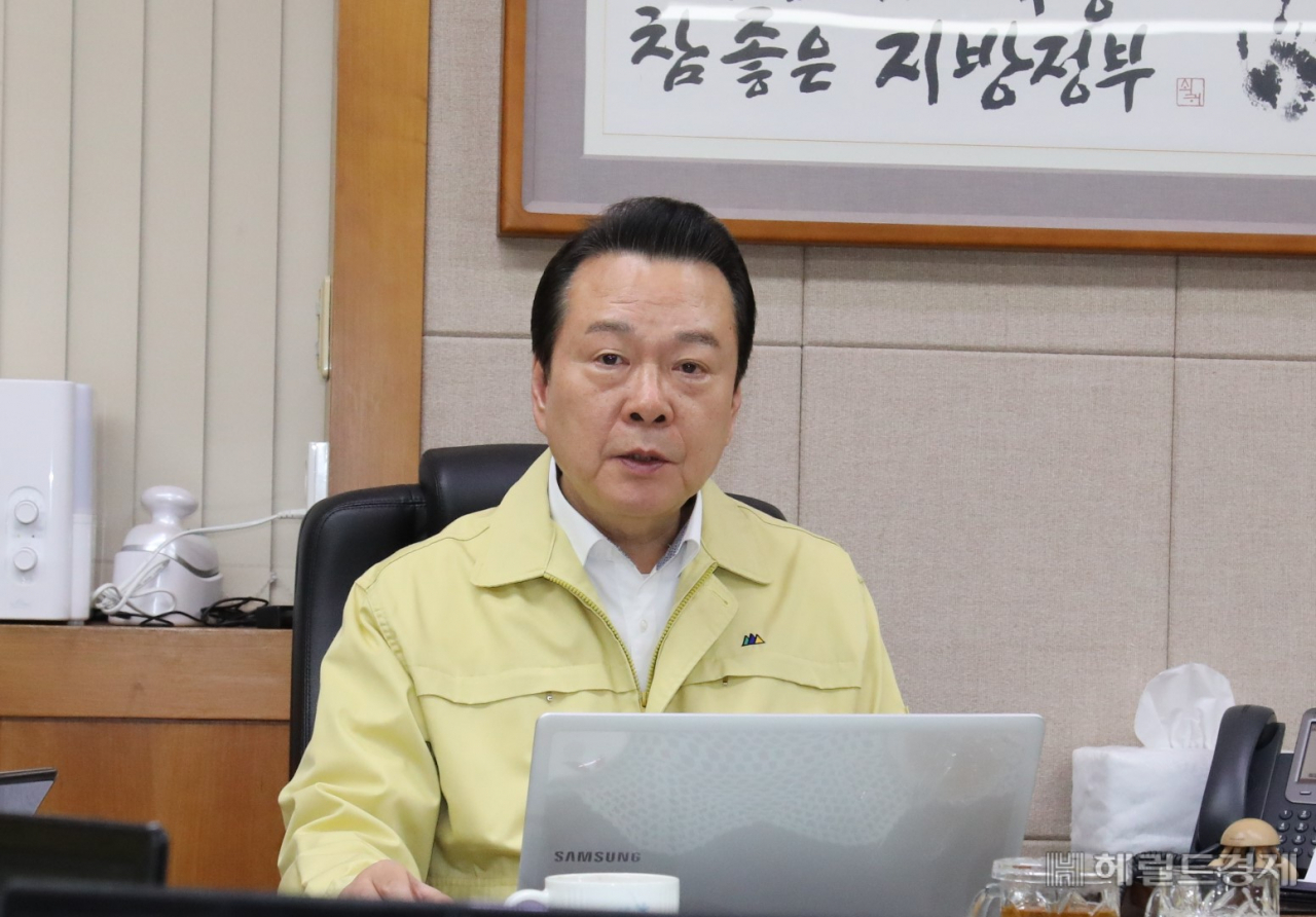 [헤럴드경제=이진용 기자] 지난 28일 노현송 서울 강서구청장이 간부회의에서 코로나19 생활방역으로의 전환을 대비해 안전점검과 방역·소독 등에 만전을 기해 달라고 당부하고 있다. 이날 회의는 부구청장, 국장, 관련 부서장이 참석한 가운데 열렸다. 이날 노 구청장은 “‘사회적 거리두기’가 코로나19 확산을 방지하는데 큰 역할을 했다”며 “5월 5일 이후 생활방역으로 전환되더라도 ”복지, 문화시설 등에서 이루어지는 각종 실내 프로그램은 시작하기 전에 미리미리 안전점검과 방역소독 등을 실시하고 이용하시는 분들이 지켜야 할 준수사항을 마련하는 등 철저히 대비해야 한다”고 강조했다.jycafe@heraldcorp.com [강서구]