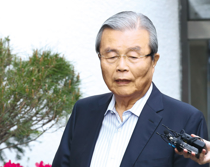 김종인 미래통합당 전 총괄 선거대책위원장이 29일 오전 서울 종로구에 위치한 자택을 나서고 있다. [연합]