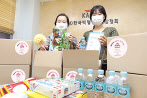 한국백혈병소아암협회 직원들이 농심 심심키트를 포장하고 있다. [농심 제공]