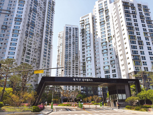 최근 집값 하락 속에 서울 강남 등 공시가격이 급등한 지역 주민들 사이에서 보유세 폭탄 현실화에 대한 불만이 높아지고 있다. 사진은 서울 강남구 대치동 신축 단지인 래미안대치팰리스 1단지 전경. 민상식 기자