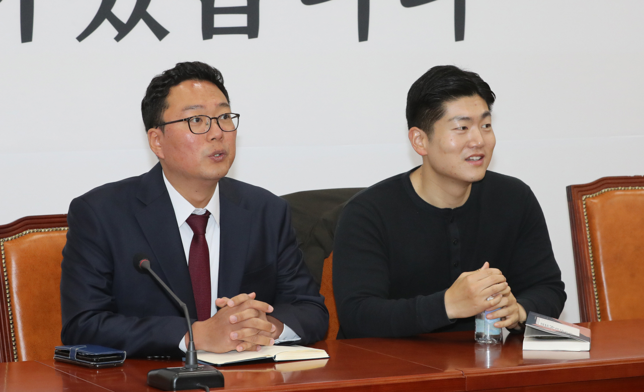 29일 오전 서울 여의도 국회에서 열린 미래통합당 청년비대위 간담회에 앞서 서울 도봉갑에 출마했던 김재섭 후보(오른쪽)과 전남 순천·광양·곡성·구례갑에 출마했던 천하람 후보가 이야기를 나누고 있다 [연합]