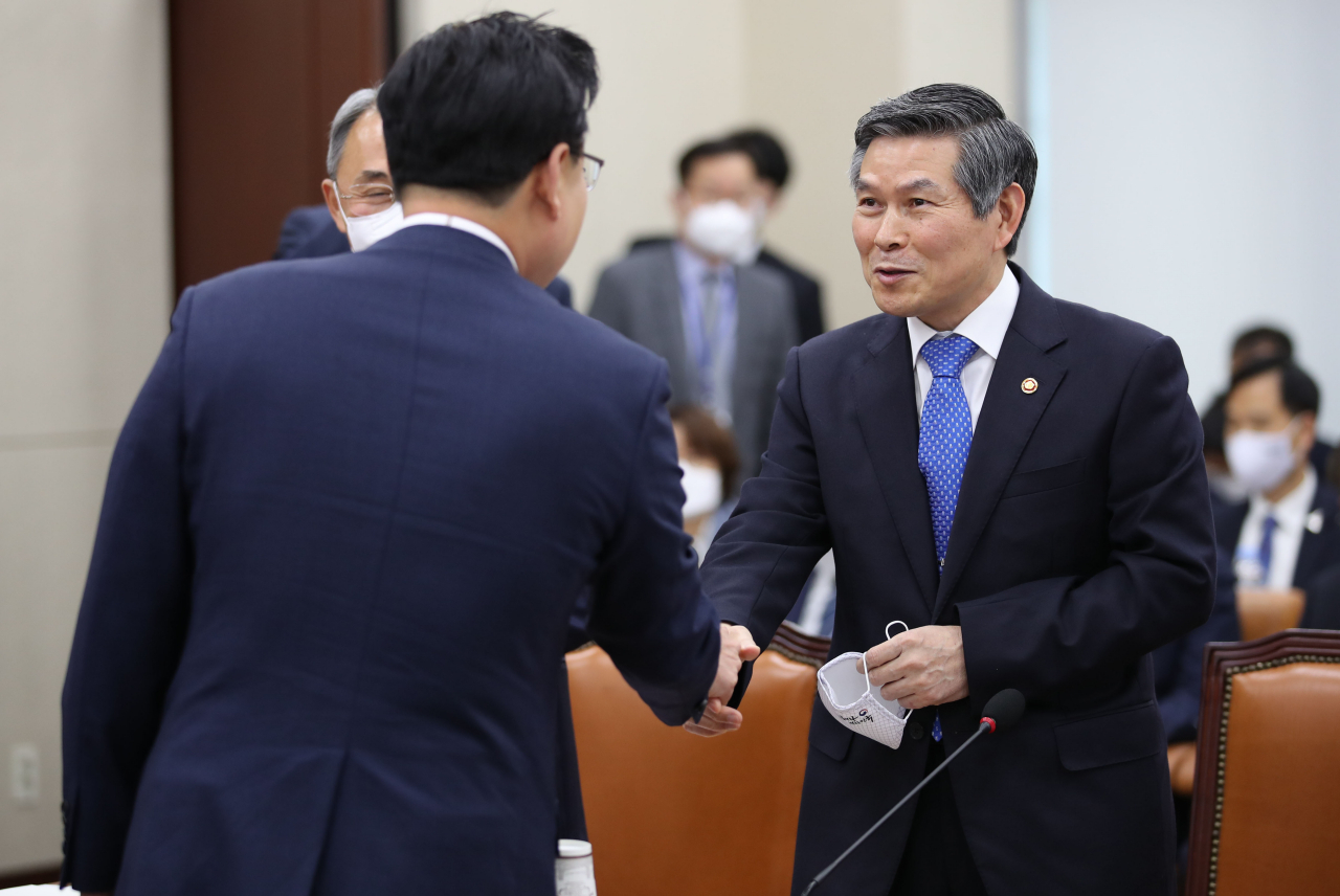 정경두 국방부 장관이 29일 오전 국회에서 열린 국방위원회 전체회의에서 인사하고 있다. [연합]