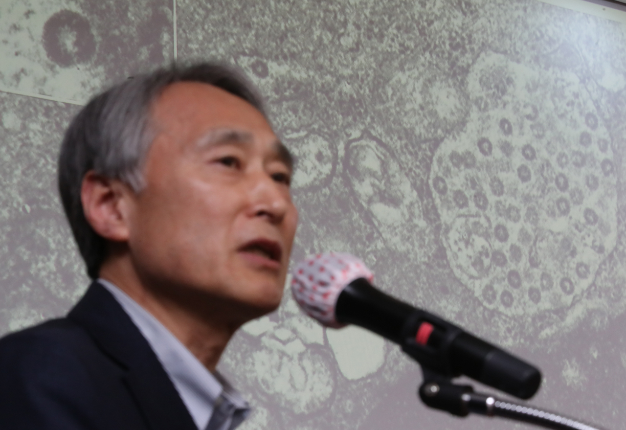 29일 오전 서울 중구 국립중앙의료원에서 열린 신종감염병 중앙임상위원회 기자회견에서 오명돈 중앙임상위원장이 자료 발표를 하고 있다. [연합]