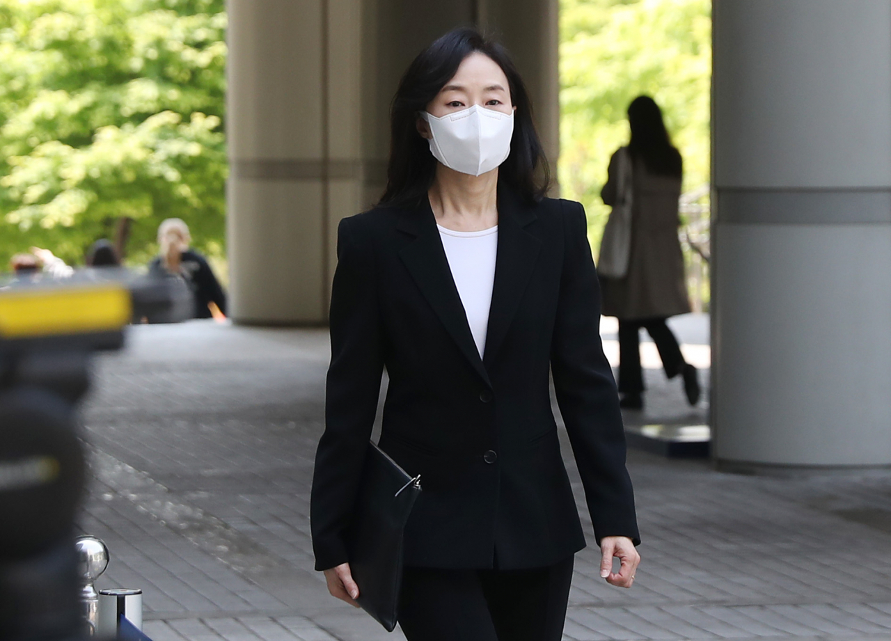 '화이트리스트 사건'과 관련해 직권남용과 강요 혐의로 기소된 조윤선 전 문화체육관광부 장관이 29일 서초동 서울고등법원에서 열리는 파기환송심 첫 공판에 출석하고 있다.[연합]