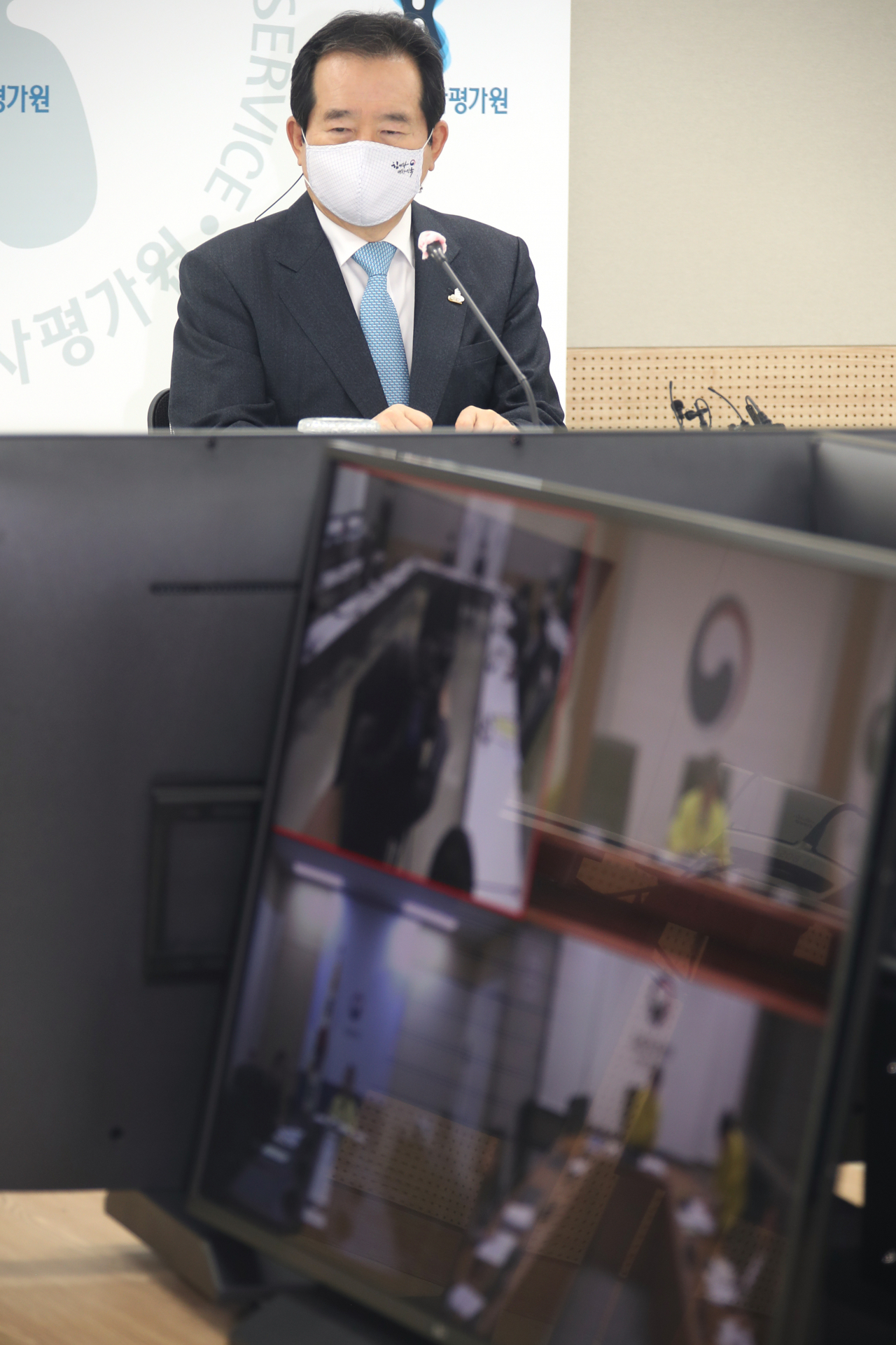 정세균 국무총리가 29일 오후 서울 서초구 국제전자센터에서 열린 생활방역위원회 제3차 회의에서 발언하고 있다. ［연합］
