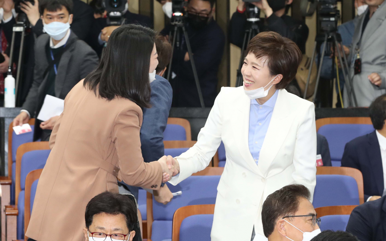 배현진·김은혜 미래통합당 당선인이 서울 여의도 국회에서 열린 당선자 총회에서 인사를 나누고 있다. [연합]