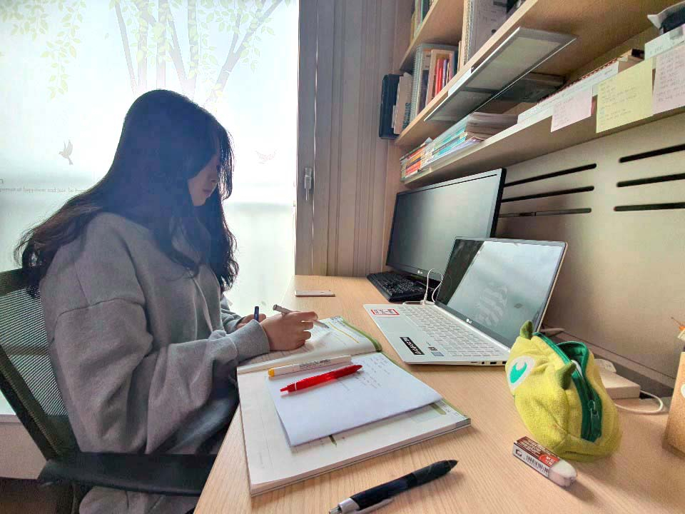 온라인 개학 첫날인 지난 9일 오전 청주시 서원구의 한 가정에서 금천고 3학년 학생이 원격수업을 받고 있다. [연합]