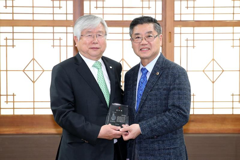 감사패를 수상한 안병배 인천시의회 부의장〈사진 오른쪽〉.