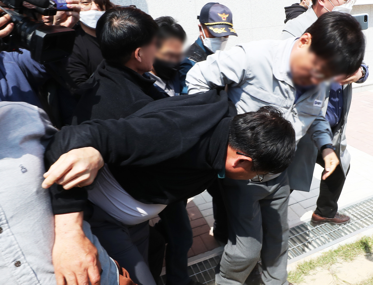 대규모 인명피해가 발생한 경기도 이천시의 한 물류창고 공사장 화재 현장 인근 모가체육공원에 마련된 피해 가족 휴게실에서 30일 오후 시공사 대표가 피해자 가족 항의를 받으며 떠나고 있다. [연합]