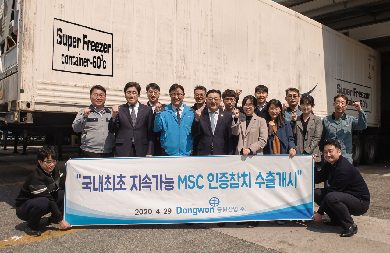 동원산업 임직원들이 29일 MSC 인증 참치 수출 물량이 실린 냉동 컨테이너 앞에서 기념 사진을 촬영하고 있다. (앞줄 왼쪽에서 두번째부터 김오태 동원산업 부산지사장, 김준영 동원산업 유통본부장, 최근배 동원로엑스냉장 대표이사) [제공=동원산업]