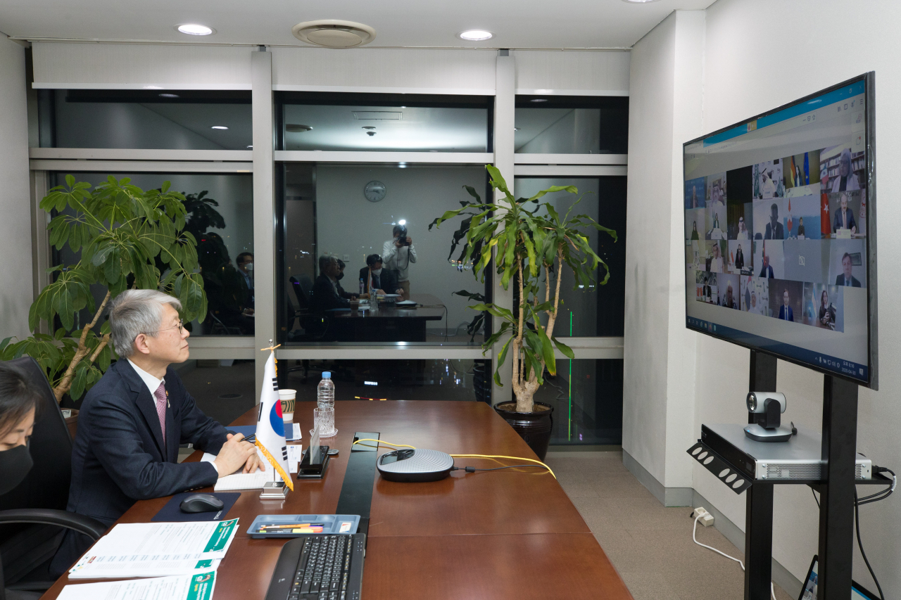 최기영 과학기술정보통신부 장관이 지난달 30일 저녁 서울 중구 서울중앙우체국에서 영상회의 시스템을 활용해 'G20 특별 디지털경제 장관회의' 에 참여 하고 있다. [과기부 제공]