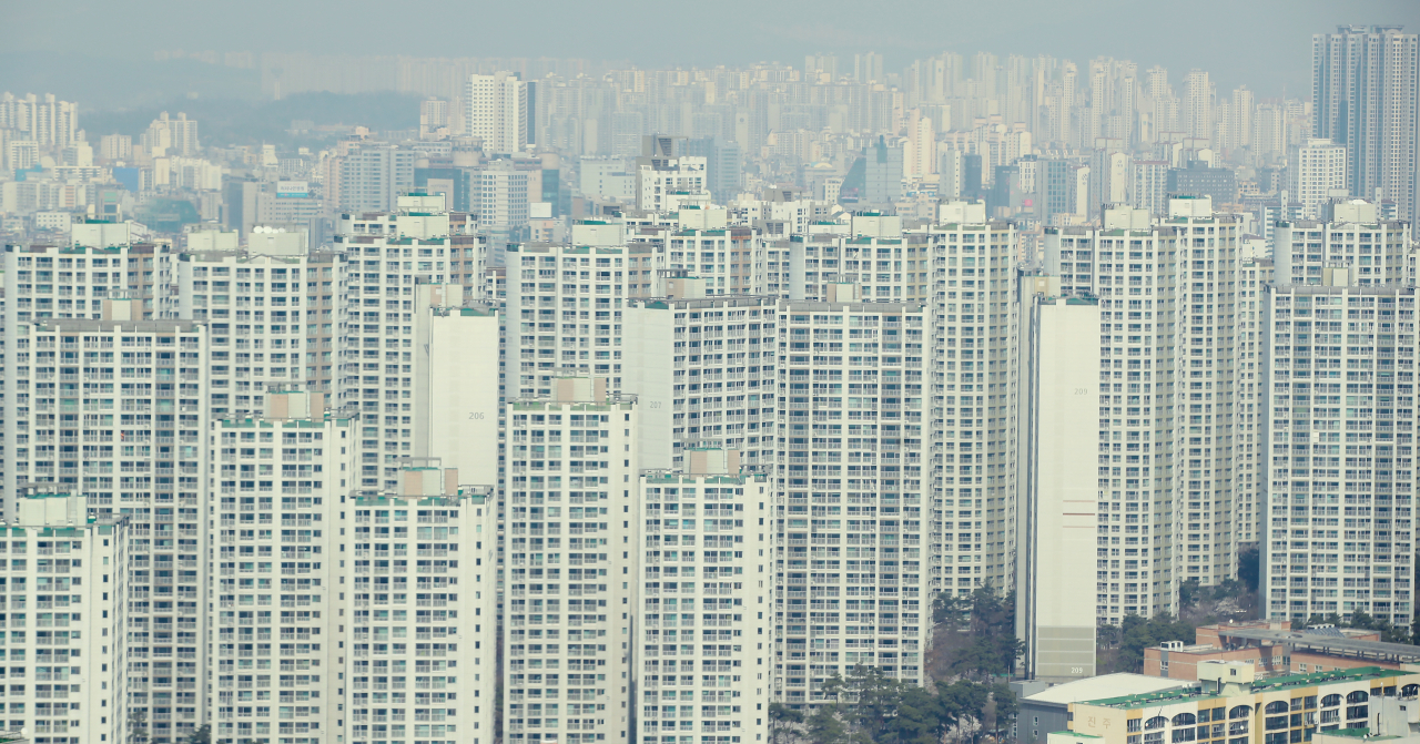 민간 부동산 시세조사업체인 부동산114는 지난달 강남3구 아파트값이 0.63% 떨어져 월간 기준으로 8년 만에 최대 하락 폭을 기록했다고 1일 밝혔다. 사진은 서울 강남 일대 아파트 단지. [연합]