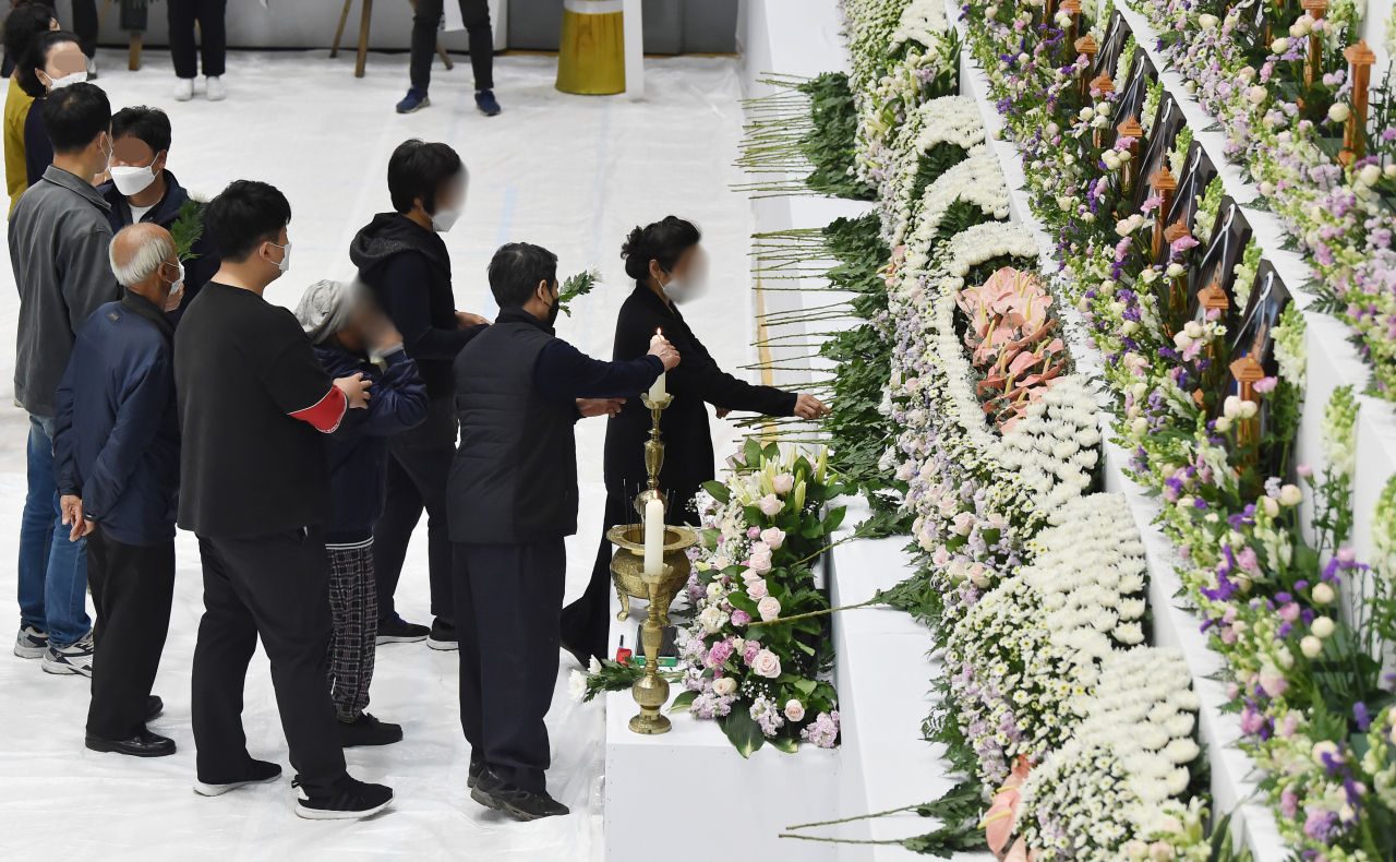 30일 오후 경기 이천시 서희청소년문화센터에 마련된 이천 물류창고 공사장 화재 합동분향소에서 유가족들이 헌화하고 있다. 연합뉴스