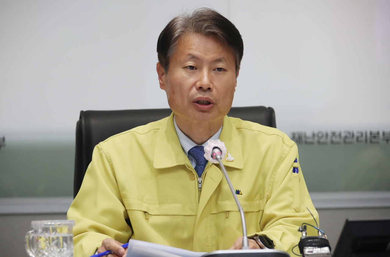 김강립 중앙재난안전대책본부(중대본) 1총괄조정관은 1일 정부세종청사에서 열린 정례브리핑에서 "시급한 지원이 필요한 취약계층에 현금으로 지급되는 긴급재난지원금이 압류되지 않도록 조치하겠다"며 압류금지대상으로 규정하겠다고 밝혔다. 사진은 김 총괄조정관이 지난달 28일 오전 정부서울청사 중앙재난안전상황실 서울상황센터에서 열린 코로나19 대응 중앙재난안전대책본부 회의에서 발언하는 모습. [연합]