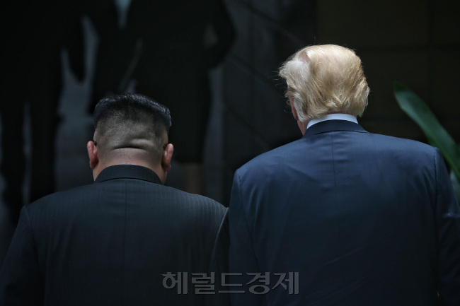 도널드 트럼프 미국 대통령은 지난달 30일(현지시간) 김정은 북한 국무위원장의 건강이상설에 대해 “상황을 매우 잘 알고 있다”고 밝혔다. 트럼프 대통령은 최근 김 위원장 신변과 관련해 연일 엇갈린 발언을 내놓고 있다. [헤럴드DB]