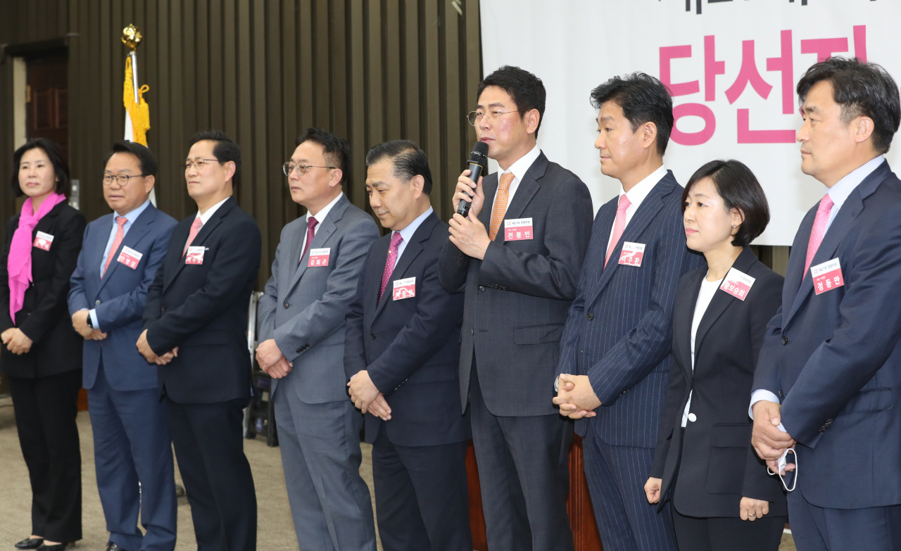 지난 28일 서울 여의도 국회에서 열린 미래통합당 당선자 총회에서 부산지역 초선 당선인 9인이 인사하고 있다. (왼쪽부터) 김미애, 안병길, 박수영, 김희곤, 백종헌, 전봉민, 이주환, 황보승희, 정동만 당선인. [연합]